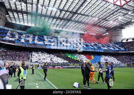 Fans des FC Internazionale während des Spiels der Serie A zwischen dem FC Internazionale und dem FC Turin im Stadio Giuseppe Meazza am 28. April 2024 in Mailand Italien. Stockfoto