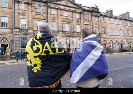 Edinburgh, Schottland, Großbritannien. April 2024. Humza Yousaf tritt als erster Minister Schottlands zurück. PIC; SNP-Unterstützer stehen vor dem Bute House in Edinburgh. Iain Masterton/Alamy Live News Stockfoto