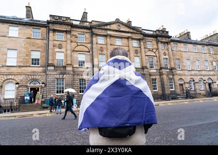 Edinburgh, Schottland, Großbritannien. April 2024. Humza Yousaf tritt als erster Minister Schottlands zurück. PIC; SNP-Unterstützer stehen vor dem Bute House in Edinburgh. Iain Masterton/Alamy Live News Stockfoto