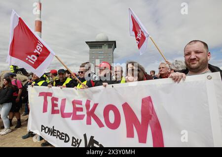 Schierke, Deutschland. April 2024. Die Mitarbeiter der Deutschen Telekom sind im Rahmen eines bundesweiten Telekom-Warnstreiks auf den Brocken unterwegs, um ein „Gipfeltreffen“ zu veranstalten. In der aktuellen Tarifrunde mobilisierte die gewerkschaft Verdi rund 1500 Mitglieder für den Warnstreik auf den Brocken. (An dpa „Telekom-Mitarbeiter steigen in Lohnstreit auf den Brocken“) Credit: Matthias Bein/dpa/Alamy Live News Stockfoto