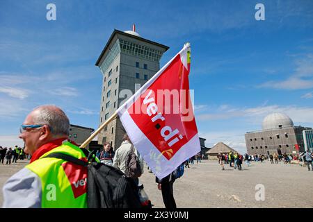 Schierke, Deutschland. April 2024. Mitarbeiter der Deutschen Telekom nehmen an einem Warnschlag auf den Brocken Teil. In der aktuellen Tarifrunde mobilisierte die gewerkschaft Verdi rund 1500 Mitglieder für den Warnstreik auf den Brocken. (An dpa „Telekom-Mitarbeiter steigen in Lohnstreit auf den Brocken“) Credit: Matthias Bein/dpa/Alamy Live News Stockfoto