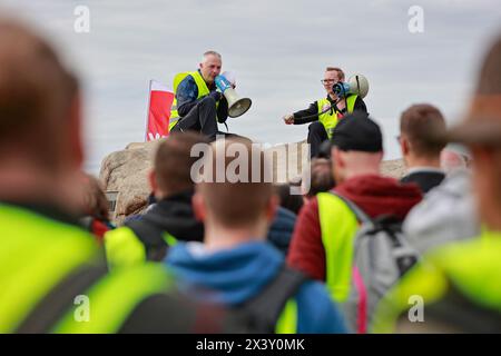 Schierke, Deutschland. April 2024. Ein Sprecher der Verdi-union (l) spricht zu den Teilnehmern eines Warnstreiks auf den Brocken. In der aktuellen Tarifrunde mobilisierte die Verdi-gewerkschaft rund 1500 Mitglieder für den Warnstreik auf den Brocken. (An dpa „Telekom-Mitarbeiter steigen in Lohnstreit auf den Brocken“) Credit: Matthias Bein/dpa/Alamy Live News Stockfoto