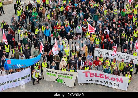 Schierke, Deutschland. April 2024. Die Mitarbeiter der Deutschen Telekom sind im Rahmen eines bundesweiten Telekom-Warnstreiks auf den Brocken unterwegs, um ein „Gipfeltreffen“ zu veranstalten. In der aktuellen Tarifrunde mobilisierte die gewerkschaft Verdi rund 1500 Mitglieder für den Warnstreik auf den Brocken. (An dpa „Telekom-Mitarbeiter steigen in Lohnstreit auf den Brocken“) Credit: Matthias Bein/dpa/Alamy Live News Stockfoto