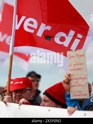 Schierke, Deutschland. April 2024. Telekom-Mitarbeiter versammelten sich beim „Gipfeltreffen“ am Brocken im Rahmen eines bundesweiten Telekom-Warnstreiks. In der aktuellen Tarifrunde mobilisierte die Verdi-gewerkschaft rund 1500 Mitglieder für den Warnstreik auf den Brocken. (An dpa „Telekom-Mitarbeiter steigen in Lohnstreit auf den Brocken“) Credit: Matthias Bein/dpa/Alamy Live News Stockfoto