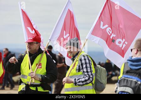 Schierke, Deutschland. April 2024. Telekom-Mitarbeiter versammelten sich beim „Gipfeltreffen“ am Brocken im Rahmen eines bundesweiten Telekom-Warnstreiks. In der aktuellen Tarifrunde mobilisierte die Verdi-gewerkschaft rund 1500 Mitglieder für den Warnstreik auf den Brocken. (An dpa „Telekom-Mitarbeiter steigen in Lohnstreit auf den Brocken“) Credit: Matthias Bein/dpa/Alamy Live News Stockfoto