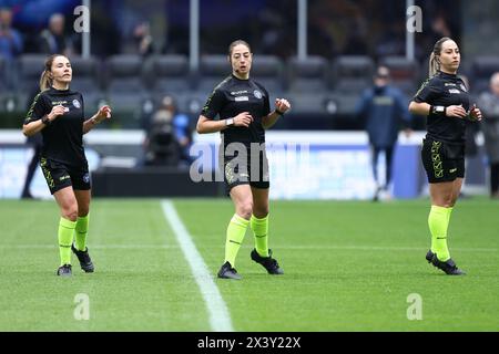 Schiedsrichterin Maria Sole Ferrieri Caputi (C) wärmt sich mit Assistenzschiedsrichterin Francesca Di Monte (L) und Assistenzschiedsrichterin Tiziana Trasciatti (R) vor dem Fußball-Spiel der Serie A zwischen dem FC Internazionale und dem FC Turin im Stadio Giuseppe Meazza am 28. April 2024 in Mailand auf. Stockfoto