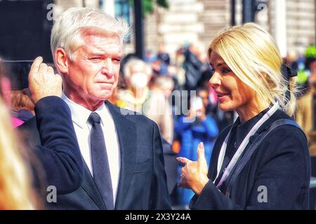 London, Großbritannien. September 2022. Phillip Schofield und Holly Willoughby, kurz bevor sie Westminster Hall betreten, um Königin Elizabeth II. Im Staat liegen zu sehen, und den „Warteschlangen“-Skandal wütend zu sehen, weil sie die „Lügen in der Warteschlange“ übersprungen hatten, London, Großbritannien. Hinweis: Nidpor/Alamy Live News Stockfoto