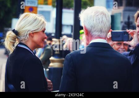 London, Großbritannien. September 2022. Phillip Schofield und Holly Willoughby, kurz bevor sie Westminster Hall betreten, um Königin Elizabeth II. Im Staat liegen zu sehen, und den „Warteschlangen“-Skandal wütend zu sehen, weil sie die „Lügen in der Warteschlange“ übersprungen hatten, London, Großbritannien. Hinweis: Nidpor/Alamy Live News Stockfoto