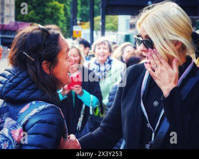 London, Großbritannien. September 2022. Phillip Schofield und Holly Willoughby, kurz bevor sie Westminster Hall betreten, um Königin Elizabeth II. Im Staat liegen zu sehen, und den „Warteschlangen“-Skandal wütend zu sehen, weil sie die „Lügen in der Warteschlange“ übersprungen hatten, London, Großbritannien. Hinweis: Nidpor/Alamy Live News Stockfoto