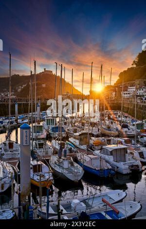 Der Hafen von San Sebastian liegt an der östlichen Seite der Bucht La Concha, unterhalb der Statue Sagrado Corazón auf Monte Urgull. Es ist eine kleine dreieckige Port w Stockfoto