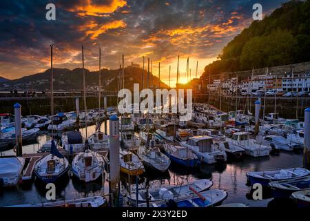 Der Hafen von San Sebastian liegt an der östlichen Seite der Bucht La Concha, unterhalb der Statue Sagrado Corazón auf Monte Urgull. Es ist eine kleine dreieckige Port w Stockfoto