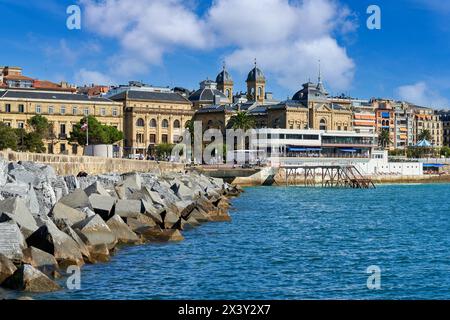 Mole des alten Fischerhafens und jetzt Freizeitaktivitäten, im Hintergrund das Gebäude des Nautical Club und das Rathaus, Bahia de La Concha, tun Stockfoto