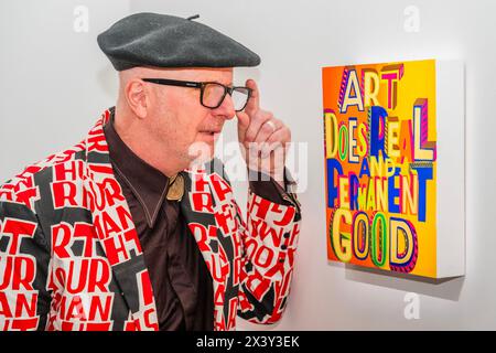 London, Großbritannien. April 2024. Bob und Roberta Smith (im Bild), mit Art Does Real and Permanent Good, 2022 – Eine Vorschau auf „Art for AT THE BUS“, die schulbasierte Kunst als Therapie in einem Doppeldeckerbus anbietet, um das Wohlbefinden junger Menschen zu unterstützen. Der Verkauf umfasst mehr als 30 Werke und wird vom 29. April bis 7. Mai 2024 in der New Bond Street Gallery von Sotheby ausgestellt. Die Werke werden vom 29. April bis zum 10. Mai 2024 um 17:00 Uhr über eine Online-Auktion, Powered by Artsy, verkauft. Der Erlös geht an den Bus. Guy Bell/Alamy Live News Stockfoto