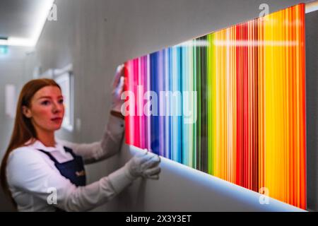 London, Großbritannien. April 2024. Rob and Nick Carter, Spectrum Line Print, 2020 – Eine Vorschau auf „Art for AT THE BUS“, die Kunst in Schulen als Therapie in einem Doppeldeckerbus anbietet, um das Wohlbefinden junger Menschen zu fördern. Der Verkauf umfasst mehr als 30 Werke und wird vom 29. April bis 7. Mai 2024 in der New Bond Street Gallery von Sotheby ausgestellt. Die Werke werden vom 29. April bis zum 10. Mai 2024 um 17:00 Uhr über eine Online-Auktion, Powered by Artsy, verkauft. Der Erlös geht an den Bus. Guy Bell/Alamy Live News Stockfoto