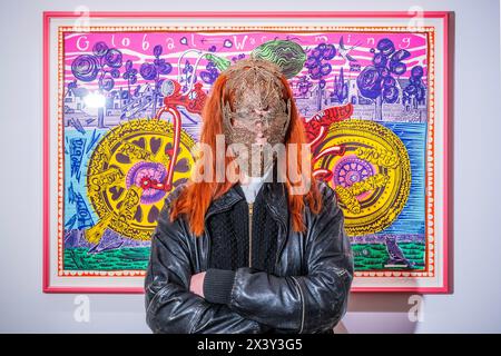 London, Großbritannien. April 2024. Yunus & Eliza (im Bild getragen), Being, 2023 vor Grayson Perry, Selfie mit politischen Gründen, 2018 – Eine Vorschau auf „Kunst für AM BUS“, die Schulkunst als Therapie in einem Doppeldeckerbus anbietet, um das Wohlbefinden junger Menschen zu unterstützen. Der Verkauf umfasst mehr als 30 Werke und wird vom 29. April bis 7. Mai 2024 in der New Bond Street Gallery von Sotheby ausgestellt. Die Werke werden vom 29. April bis zum 10. Mai 2024 um 17:00 Uhr über eine Online-Auktion, Powered by Artsy, verkauft. Der Erlös geht an den Bus. Guy Bell/Alamy Live News Stockfoto