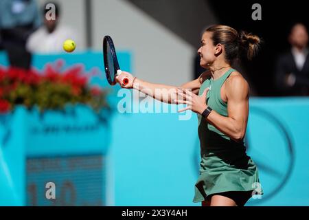 Madrid, Spanien. April 2024. Maria Sakkari aus Griechenland im Kampf gegen Beatriz Haddad Maia aus Brasilien während der Mutua Madrid Open 2024, ATP Masters 1000 und WTA 1000, Tennisturnier am 29. April 2024 in Caja Magica in Madrid, Spanien Credit: Independent Photo Agency/Alamy Live News Stockfoto