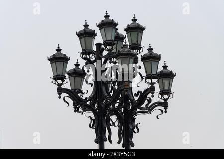 Alte Straßenlaterne in der Stadt Stockfoto