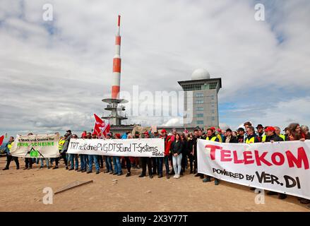 Schierke, Deutschland. April 2024. Telekom-Mitarbeiter begeben sich im Rahmen eines bundesweiten Telekom-Warnstreiks zu einem „Gipfeltreffen“ auf den Brocken. In der aktuellen Tarifrunde mobilisierte die Verdi-gewerkschaft rund 1500 Mitglieder für den Warnstreik auf den Brocken. (An dpa „Telekom-Mitarbeiter steigen in Lohnstreit auf den Brocken“) Credit: Matthias Bein/dpa/Alamy Live News Stockfoto