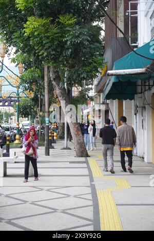 Die Atmosphäre am Straßenrand im Kayutangan Heritage Area, Malang am Nachmittag Stockfoto