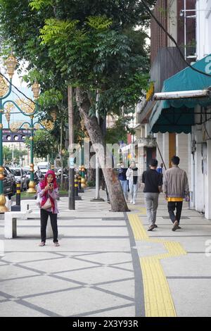 Die Atmosphäre am Straßenrand im Kayutangan Heritage Area, Malang am Nachmittag Stockfoto