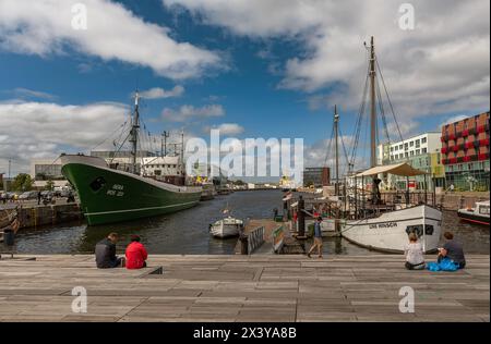 Touristen im neu gestalteten Seefahrerviertel Harbor Welts, Bremerhaven, Bremen Stockfoto