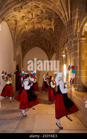 Baskische Tänzerengruppe, Kloster des ehemaligen Dominikanerklosters (16. Jahrhundert), San Telmo Museum, Donostia, San Sebastian, Gipuzkoa, Baskenland, Spanien, Stockfoto