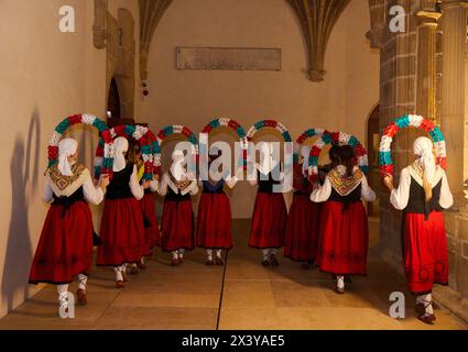 Baskische Tänzerengruppe, Kloster des ehemaligen Dominikanerklosters (16. Jahrhundert), San Telmo Museum, Donostia, San Sebastian, Gipuzkoa, Baskenland, Spanien, Stockfoto