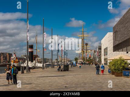 Touristen im neu gestalteten Seefahrerviertel Harbor Welts, Bremerhaven, Bremen Stockfoto