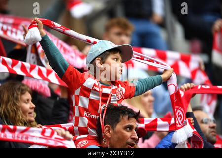 Mainz, Deutschland. April 2024. Fußball 1. Bundesliga 31. Spieltag 1. FSV Mainz 05 - 1. FC Köln am 28.04.2024 in der Mewa Arena in Mainz Mainzer Fans DFL-Vorschriften verbieten jede Verwendung von Fotografien als Bildsequenzen und/oder Quasi-Video. Foto: Revierfoto Credit: ddp Media GmbH/Alamy Live News Stockfoto