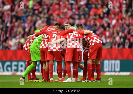 Mainz, Deutschland. April 2024. Fußball 1. Bundesliga 31. Spieltag 1. FSV Mainz 05 - 1. FC Köln am 28.04.2024 in der Mewa Arena in Mainz die Mainzer Spieler vor dem Spiel DFL-Vorschriften verbieten jede Verwendung von Fotografien als Bildsequenzen und/oder Quasi-Video. Foto: Revierfoto Credit: ddp Media GmbH/Alamy Live News Stockfoto