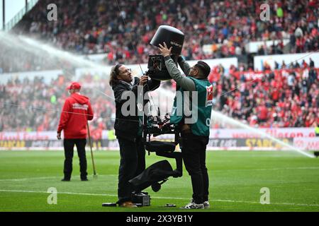 Mainz, Deutschland. April 2024. Fußball 1. Bundesliga 31. Spieltag 1. FSV Mainz 05 - 1. FC Köln am 28.04.2024 in der Mewa Arena in Mainz Spydercam DFL-Vorschriften verbieten jede Verwendung von Fotografien als Bildsequenzen und/oder Quasi-Video. Foto: Revierfoto Credit: ddp Media GmbH/Alamy Live News Stockfoto