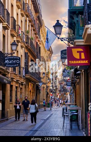 Touristen, die in der Parte Vieja, Donostia, San Sebastián, Gipuzkoa, Baskenland, Spanien, Europa, in die Parte Vieja zu gehen, heißt, das t zu entdecken Stockfoto