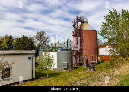 Produktionsanlage am Stadtrand. Stockfoto