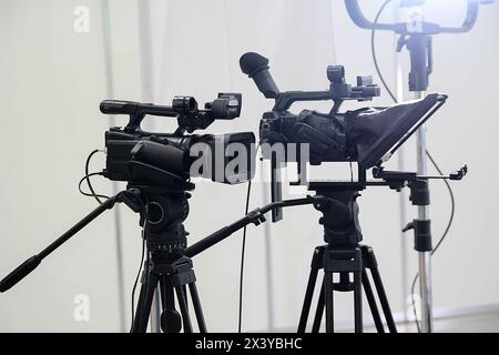 Videokameras auf Stativen und Studio-Lichterpavillon Stockfoto