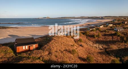 Panoramablick auf die abgelegene Strandhütte mit Meerblick auf die northumbrischen Sanddünen mit Blick auf Embleton Bay und Dunstanburgh Castle at Stockfoto