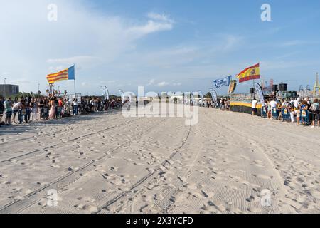 Pinedo (Valencia), Spanien - 17. September 2022: Pferderennbahn am Strand für Wettkämpfe mit Zuschauern auf beiden Seiten. Stockfoto