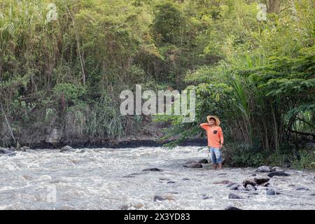 Lifestyle. Allgemeiner Schuss eines jungen latinos, der am Flussufer lächelt Stockfoto