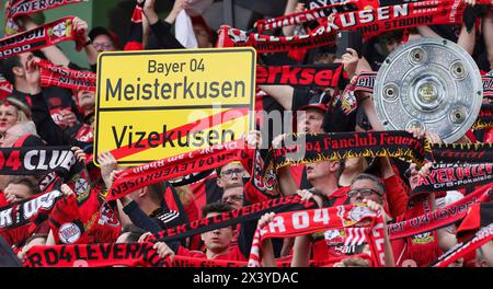 Leverkusen, Deutschland. April 2024. firo: 14.04.2024, Fußball, 1.Bundesliga, 1.Liga, Saison 2023/2024, Bayer 04 Leverkusen - SV Werder Bremen Fans Leverkusen mit Poster Meisterkusen, Vizekusen Credit: dpa/Alamy Live News Stockfoto