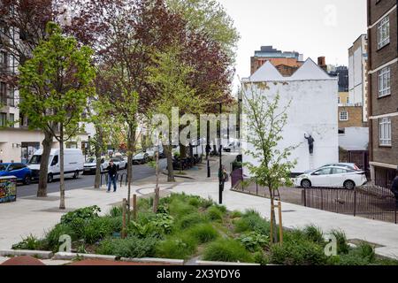 Fleet Valley Pocket Park, WC1, wurde entwickelt, um die Oberflächenwasserströmung in einem Gebiet zu erfassen, das zuvor vollständig gepflastert war. Stockfoto