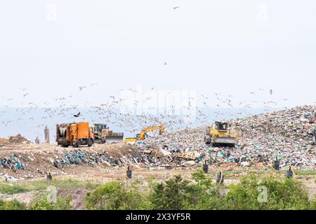 Die Maschinen arbeiten auf einem dummen Mann mit Meer auf einem Hintergrund Stockfoto