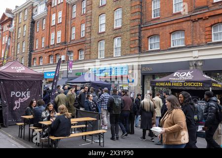 Leather Lane, eine Straße im Zentrum von London mit vielen Ständen, die täglich von 10:00 bis 14:00 Uhr Street Food anbieten. Stockfoto