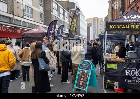 Leather Lane, eine Straße im Zentrum von London mit vielen Ständen, die täglich von 10:00 bis 14:00 Uhr Street Food anbieten. Stockfoto