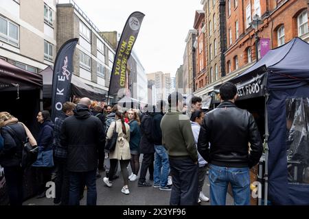 Leather Lane, eine Straße im Zentrum von London mit vielen Ständen, die täglich von 10:00 bis 14:00 Uhr Street Food anbieten. Stockfoto