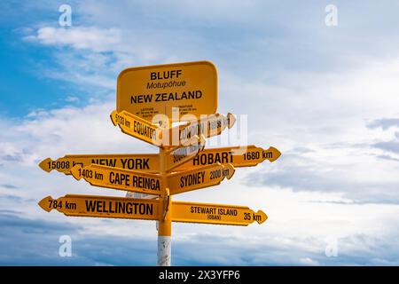 Bluff New zealand Wegweiser am Ende des State Highway 1 in Bluff. Das Schild zeigt Distanz und Richtung zu verschiedenen Zitaten. Stockfoto