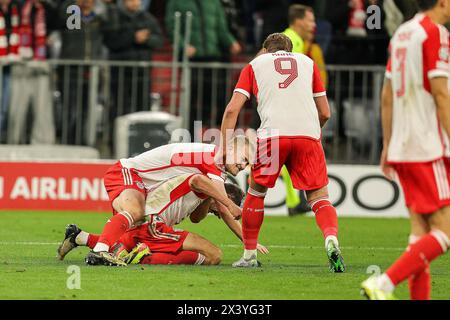 München, Deutschland. April 2024. firo : 17.04.2024, Fußball, Champions League, Saison 2023/2024, Viertelfinale, Rückspiel, FC Bayern München - Arsenal London, Matthijs de Ligt, Leon Goretzka, Harry Kane, FC Bayern München, Bayern, FCB, München, ganze Figur, Geste, Jubilation, Credit: dpa/Alamy Live News Stockfoto