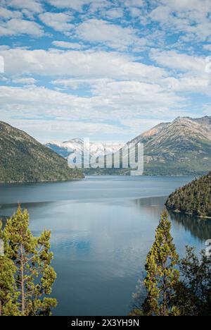 Atemberaubende Aussicht auf einen ruhigen See, umgeben von Bergen und einem teilweise bewölkten Himmel in der malerischen patagonischen Landschaft Stockfoto