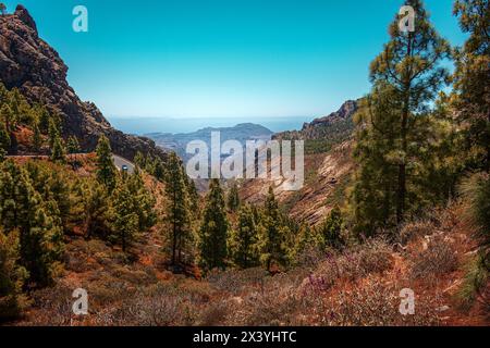 Landschaft mit Bergen und herrlichem Blick auf das Meer und die Straßen im Süden Stockfoto