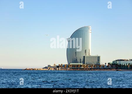BARCELONA, SPANIEN - 31. MAI 2019. Blick von vorne auf das W Barcelona Hotel, entworfen von Architekt Ricardo Bofill. Hotel Vela es liegt am Ende des Stockfoto