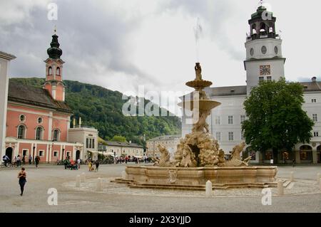 Der Residenzbrunnen am Residenzplatz mit dem Salzburger Museum dahinter. Stockfoto