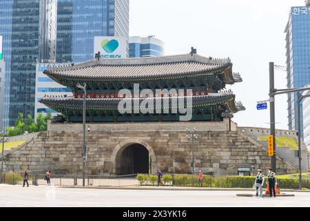 Allgemeiner Blick auf das Namdaemun Gate, eines der Symbole von Seoul, von der Innenstadt von Seoul. Namdaemun, offiziell bekannt als Sungnyemun, ist eines der acht Tore in der Festungsmauer von Seoul, Südkorea. Namdaemun, das aus dem 14. Jahrhundert stammt, ist ein historisches Pagode-Tor und wurde zum ersten Nationalschatz Südkoreas ernannt. Namdaemun wurde 1398 erstmals unter der Herrschaft des Joseons erbaut und 1447 wieder aufgebaut. 2008 wurde die hölzerne Pagode über dem Tor durch Brandstiftung schwer beschädigt. Die Restaurierungsarbeiten am Tor begannen im Februar 2010 und waren Co Stockfoto